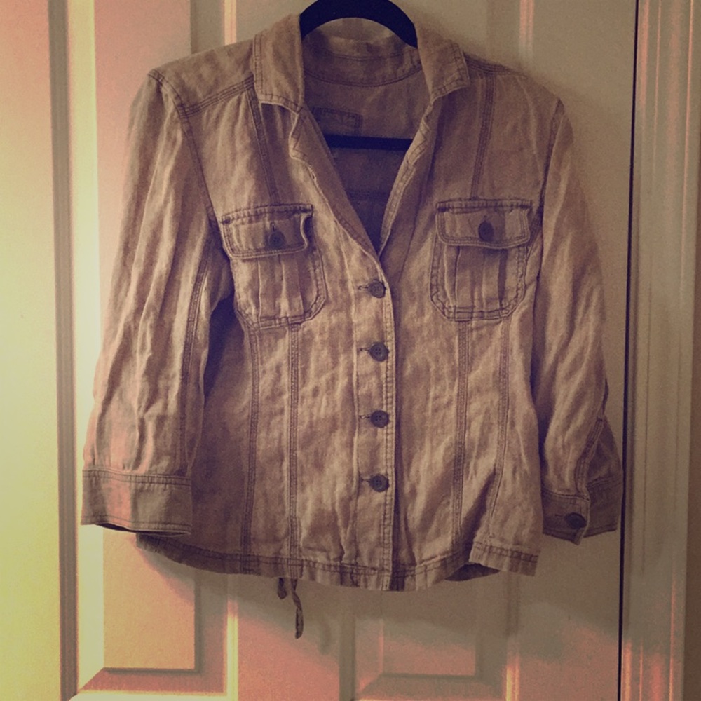 Khaki 3/4 sleeved, button up, pocketed jacket
